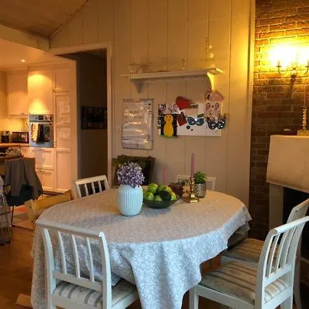 Idyllic House&garden, Urban&quiet Area, Free Car Parking بيت للعطل *